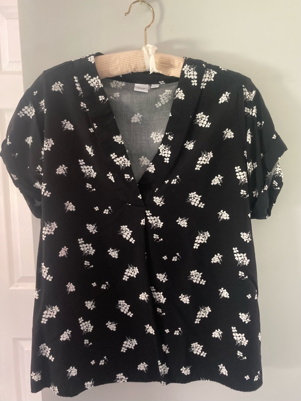 GAP Black V-Neck Short Sleeve Floral Blouse